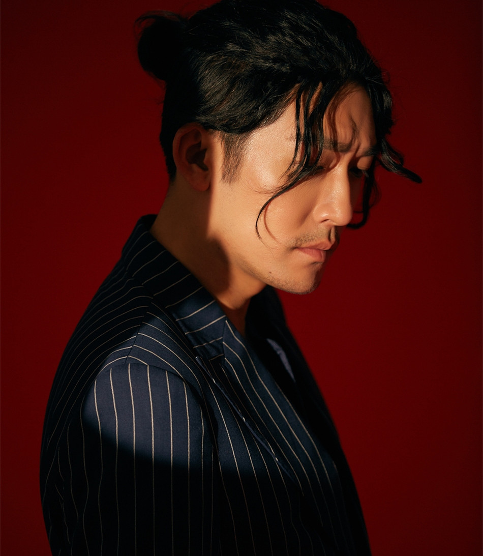 张博;身着竖条纹宽松西装,时尚感十足