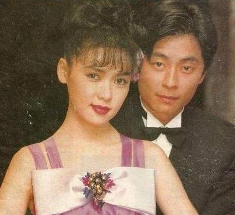 1993年,他与台湾美女模特莫绮雯结婚,但因为性格不合以及家人原因仅仅