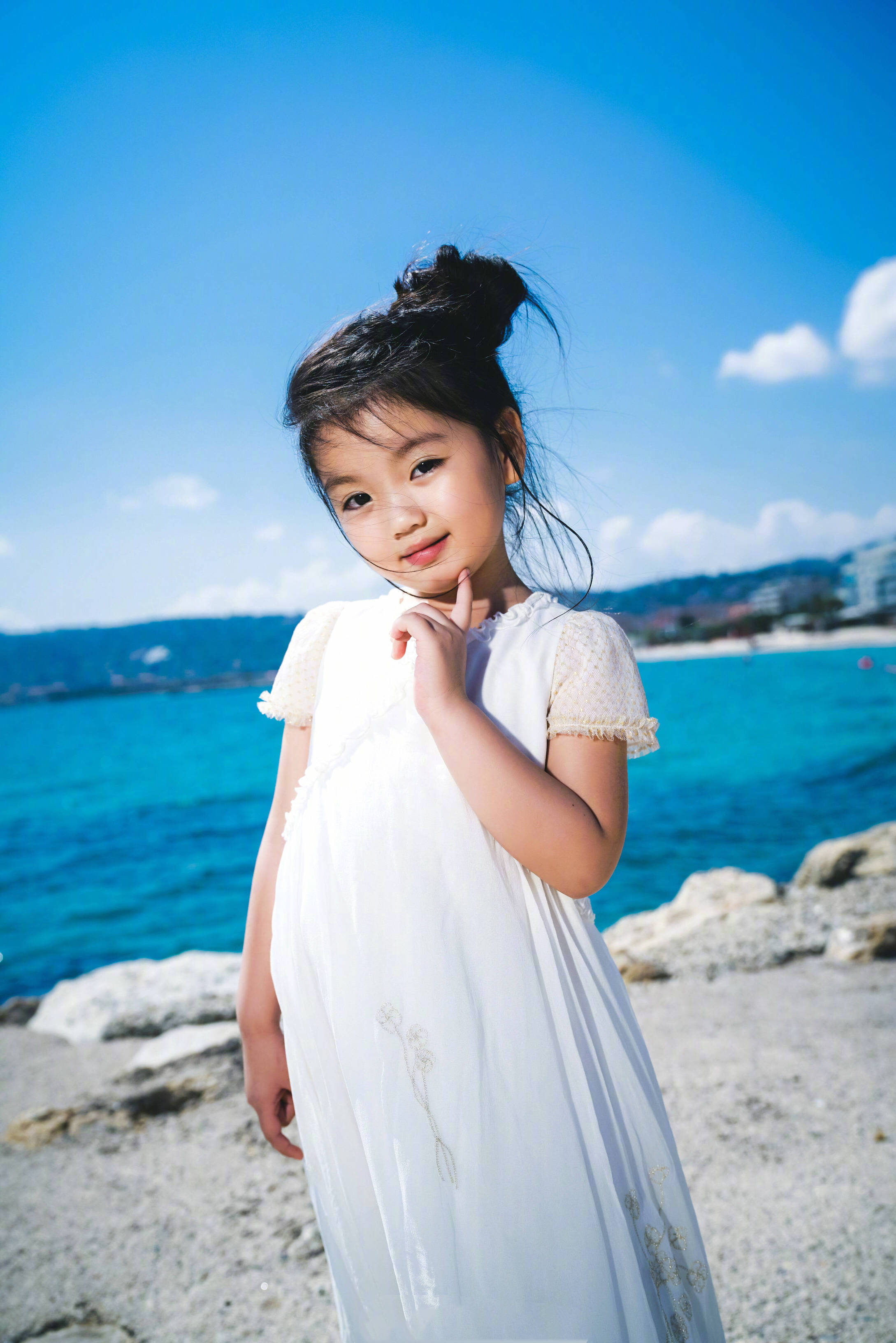 萌娃阿拉蕾今年走戛纳红毯,身穿小白裙的公主,可爱又灵动