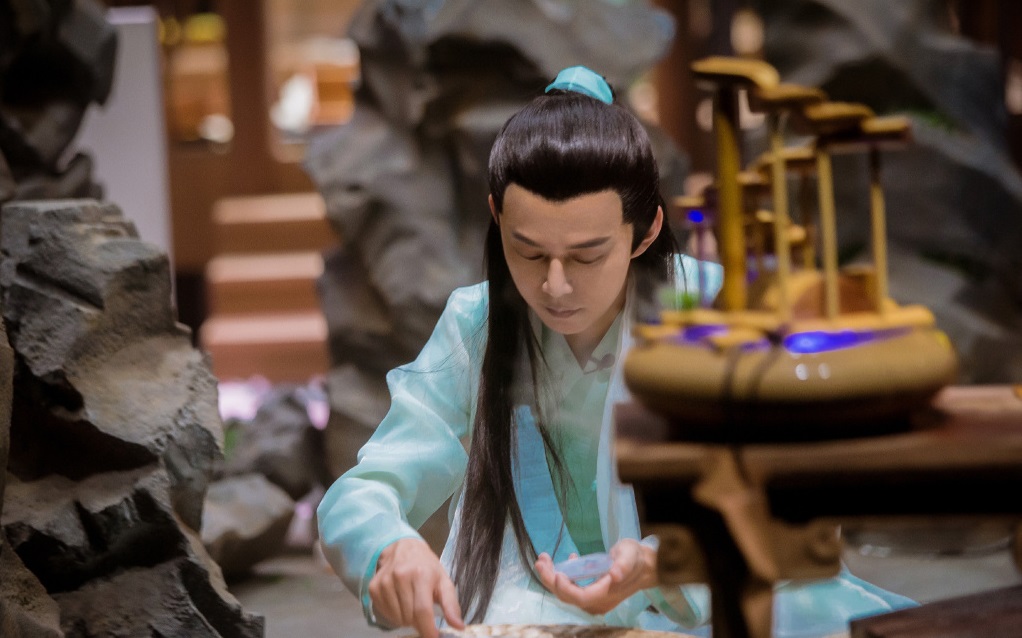 何炅古装造型与13年前无差异,真是风度翩翩美少年