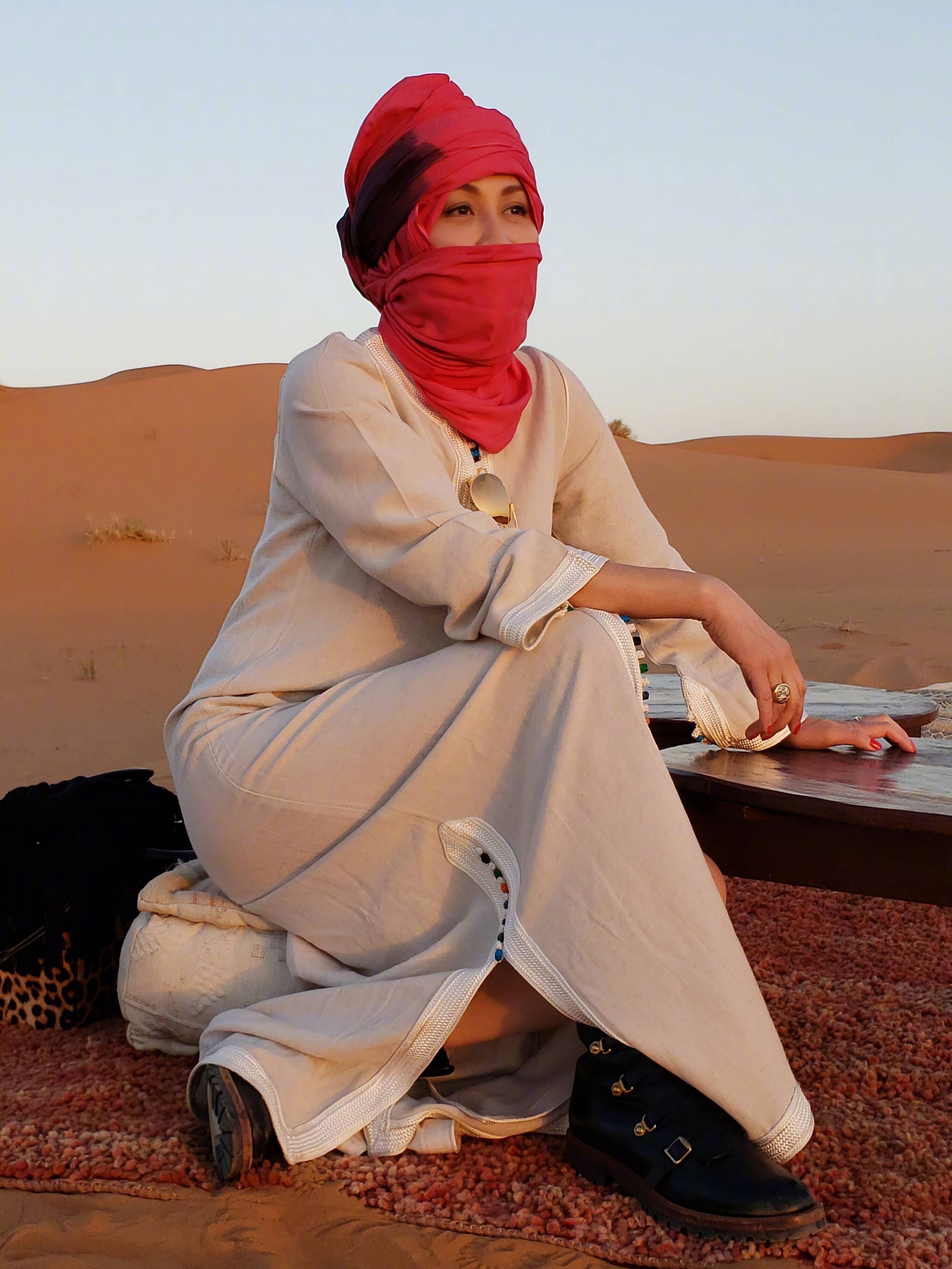 刘嘉玲再游撒哈拉沙漠, 穿着很有异域风情,带着一丝神秘感