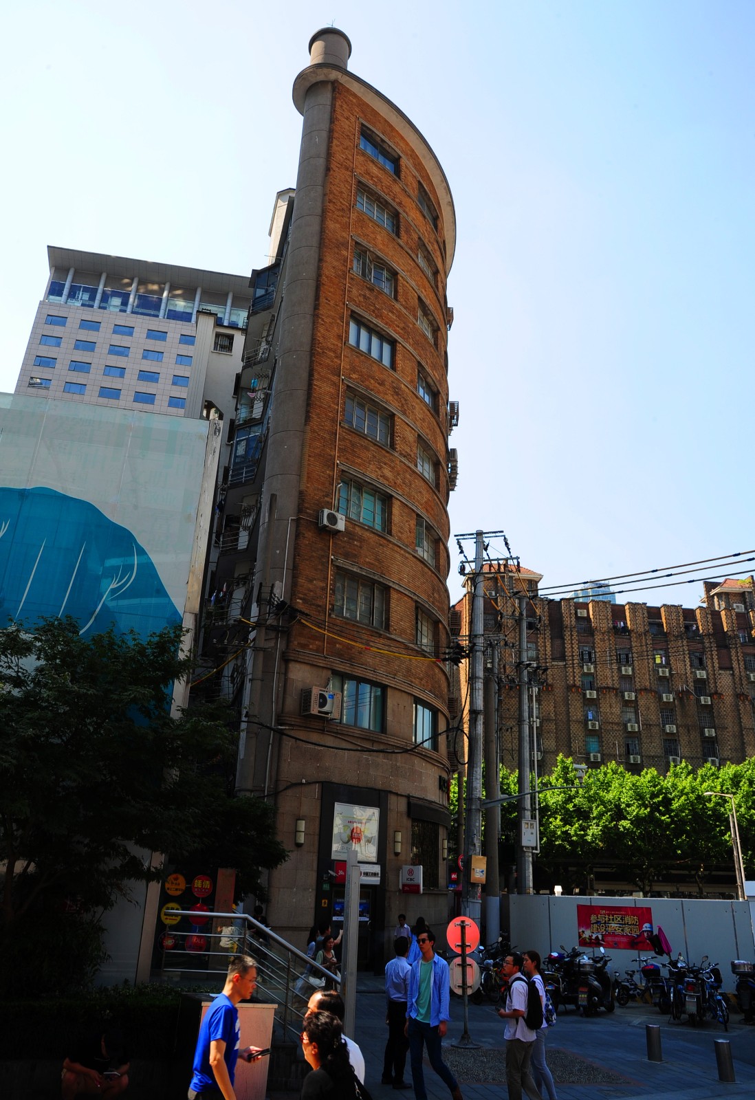 上海南京路石门路路口的同孚大楼,侧面看去薄似纸片,从附近的高楼