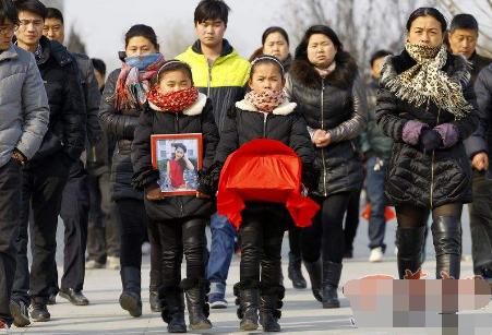 19岁最美患癌女孩去世,12岁截肢,直面死亡感动网友!周立波点赞!