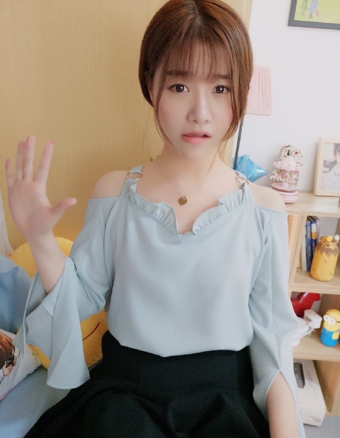 网红风小筝自拍~表情甜美丰富.