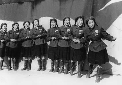 1954年,已穿上正规演出服的志愿军第15军45师文工队的女兵们在演出