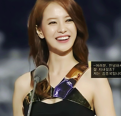 宋智孝mama现场颁奖,笑容甜美迷人,丝毫不像38岁