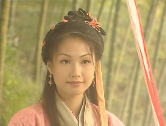 她是tvb的熟脸,演戏多年始终是配角,嫁加拿大开餐厅的丈夫