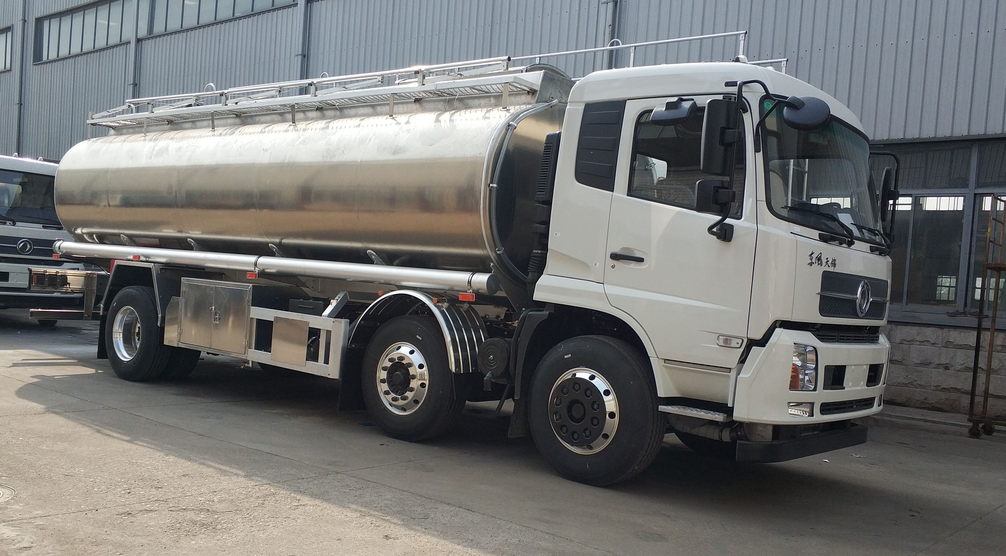 斯太尔后双桥油罐车