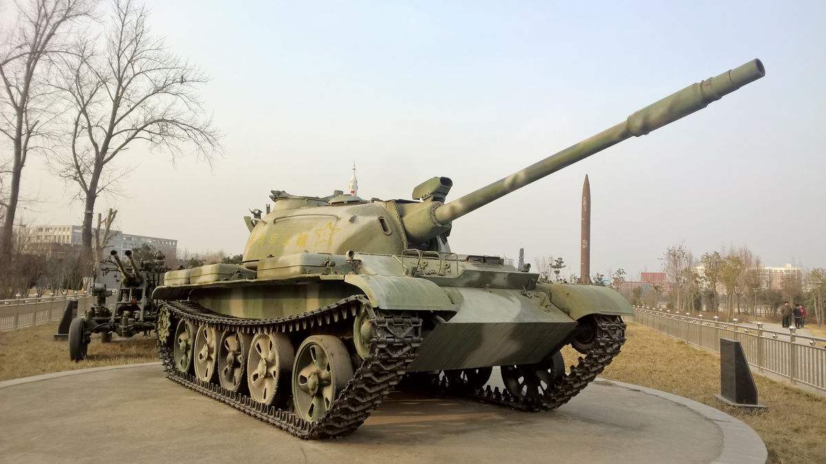 59式坦克,具有较强的火力,装甲防护和越野性能,重量较轻,体积较小