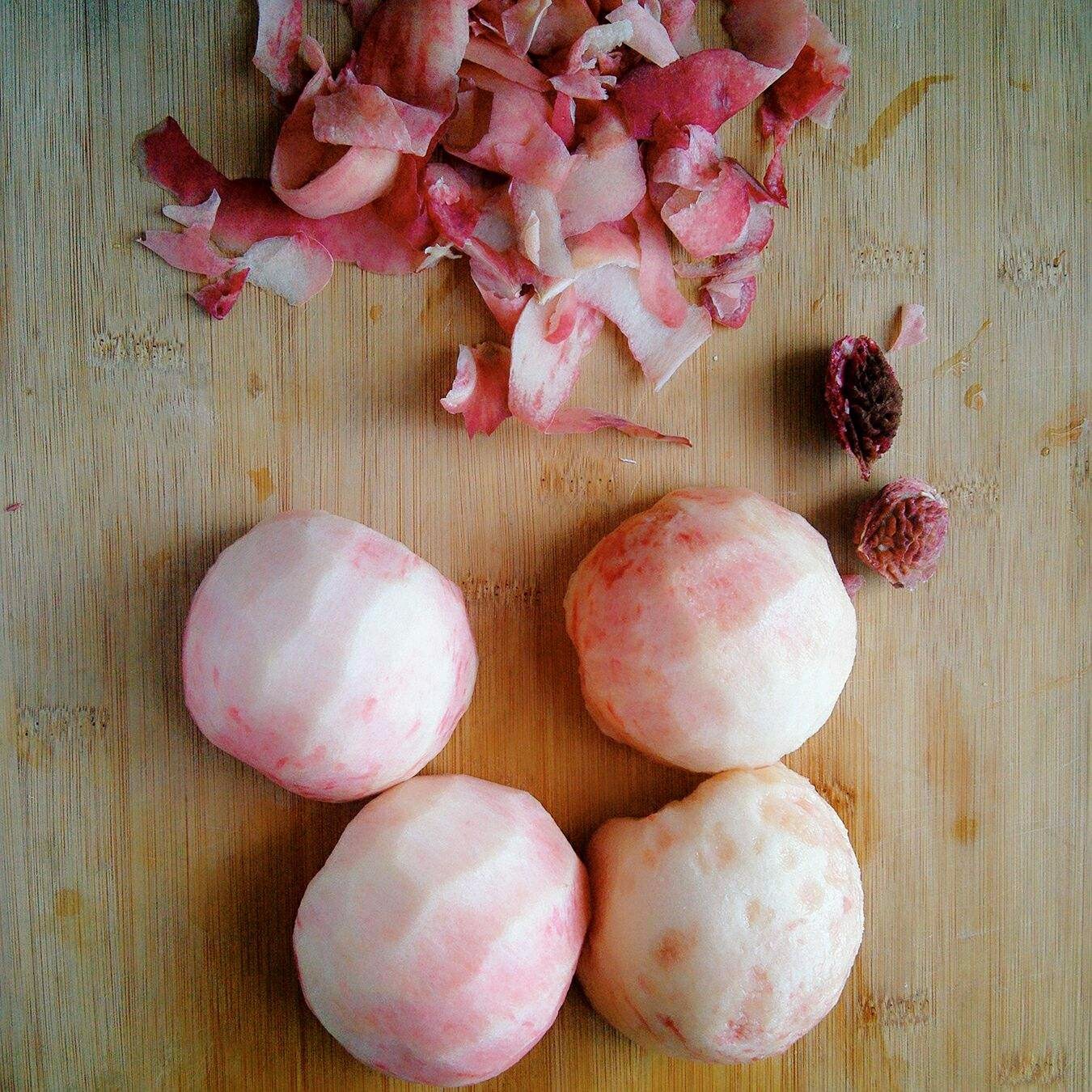 有人徒手剥了个桃子,然后网友都不知道这是怎么回事?