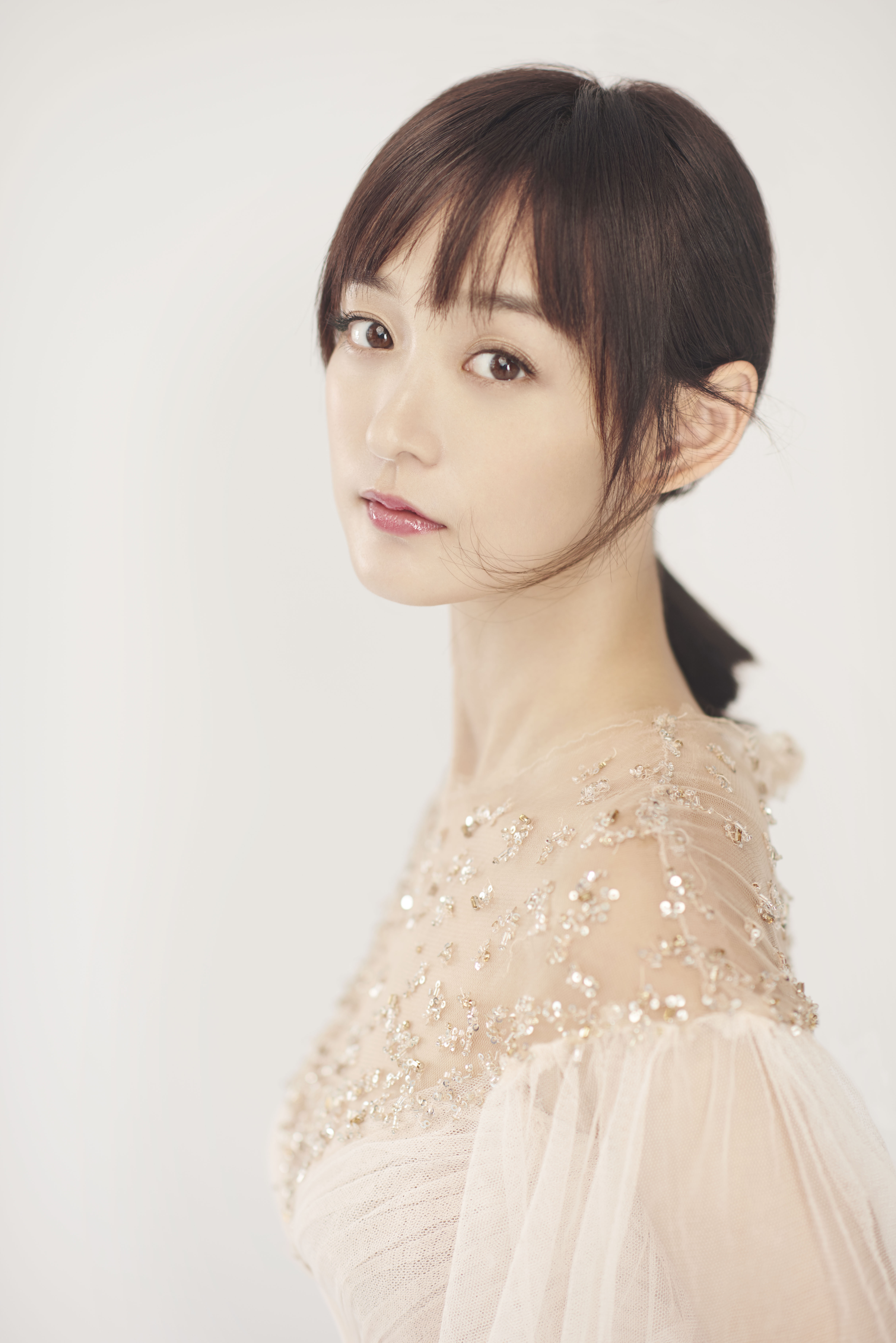 她参演了电影《街上的阿强》,其中饰演了弯眉毛而正式出道的