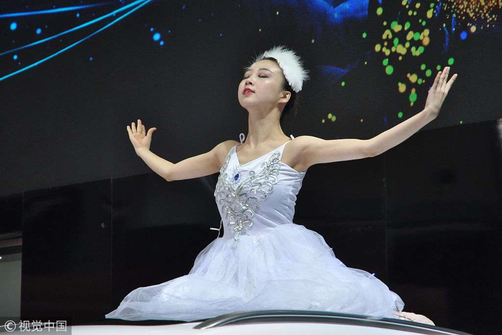 西安车展发布新车 模特演绎车顶芭蕾