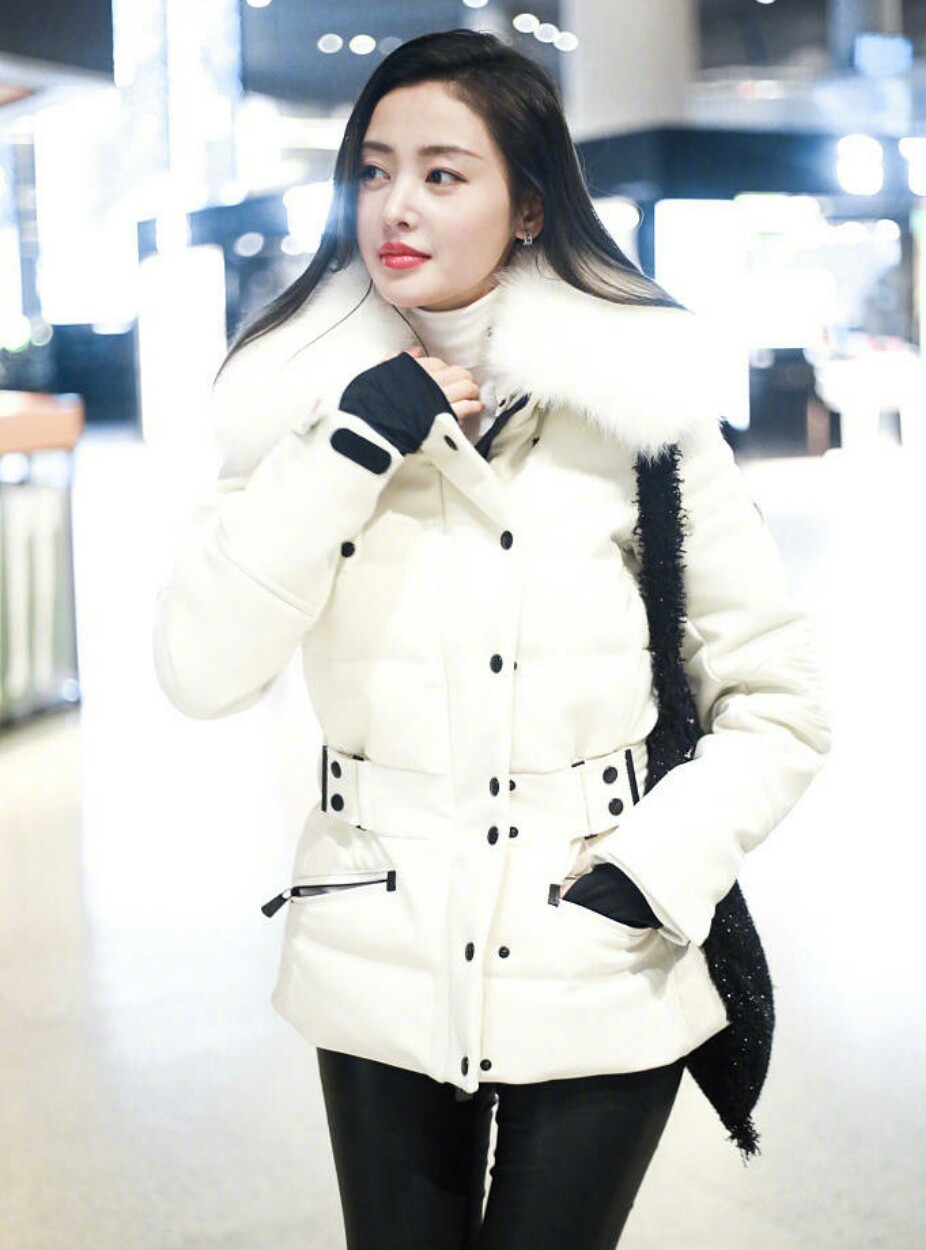 张天爱把皮裤穿出最美境界,可这羽绒服却把脖子缩短了不少!