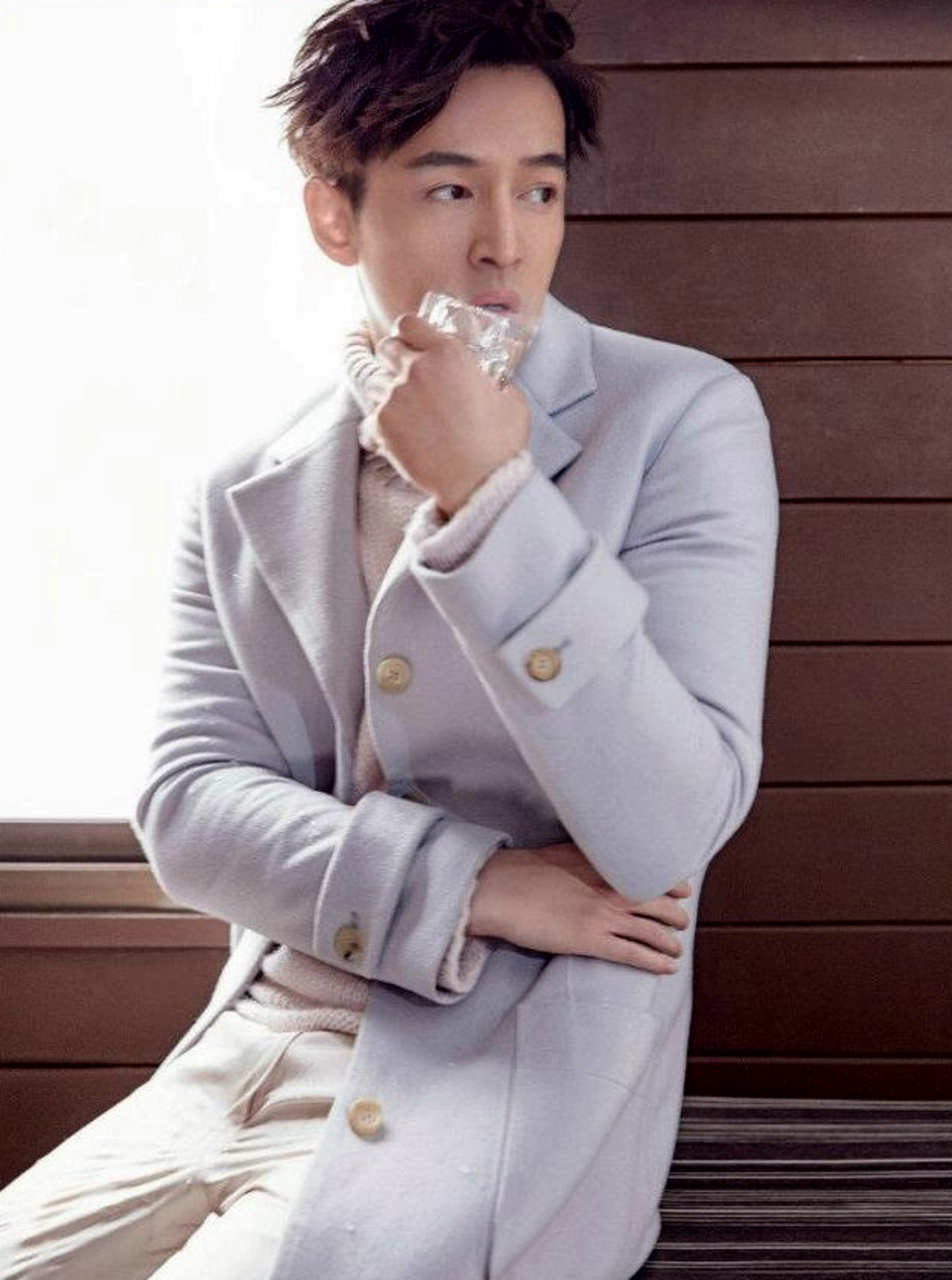 4岁便成为上海教育电视台的小主持人,2001年高分考