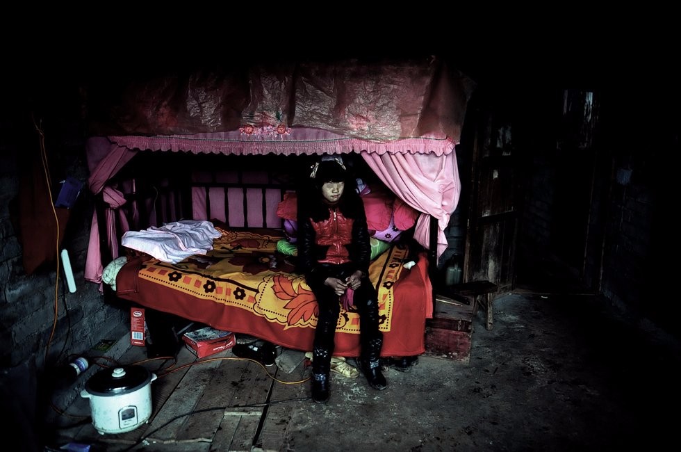 被那个自称哥哥的老男人用几块糖果和几件新衣服收买