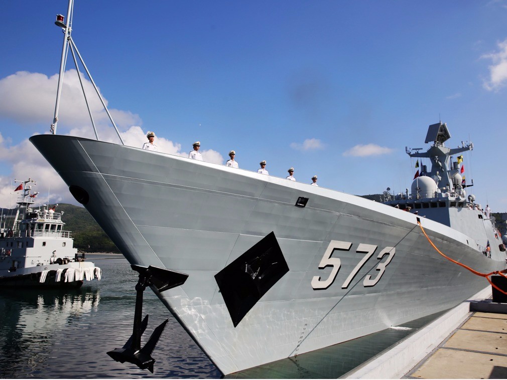 2017年8月3日,中国防部新闻局表示:近日,一艘美国军舰在南海黄岩岛