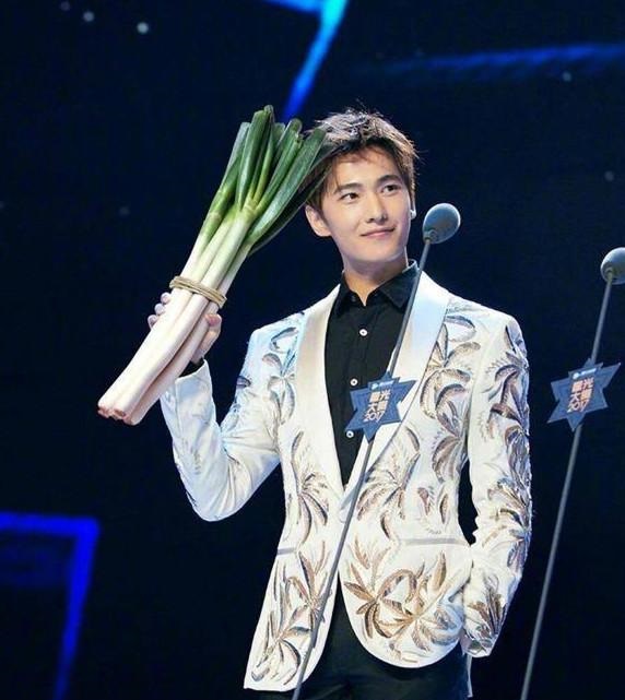 史上奇葩奖项!林更新荣获公鸡,胡一天的简直亮瞎眼!