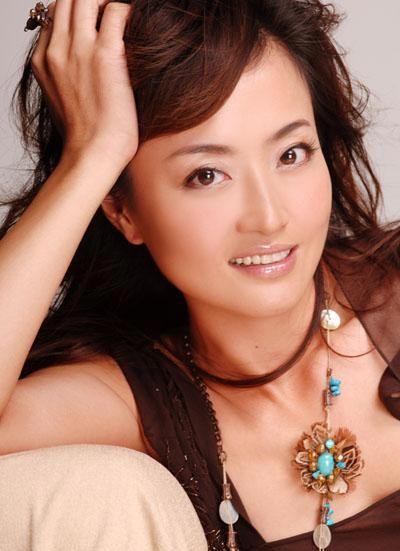 2005年主演电视剧《迷情天使》,饰演医生林芳.