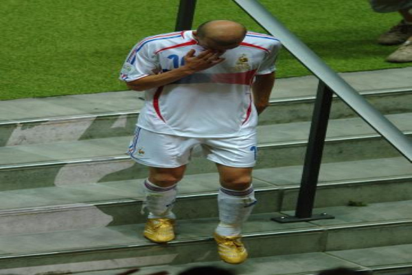 齐达内回忆2006年用头撞人真相