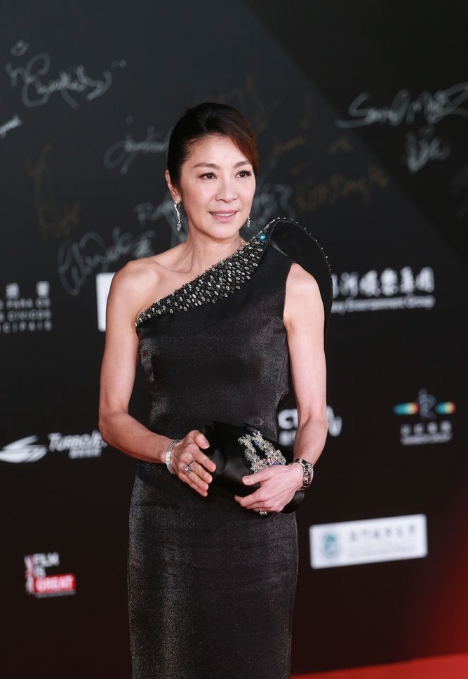 12月14日,杨紫琼出席澳门国际电影节颁奖典礼,她身穿黑色单肩礼服亮相