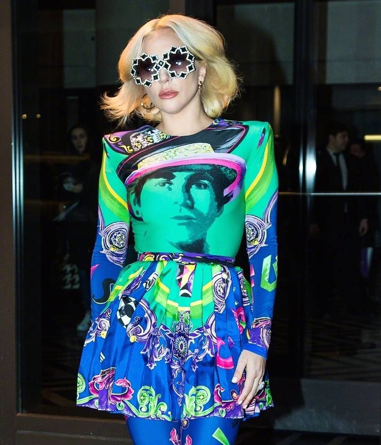 lady gaga戴花式墨镜外出,色彩夸张造型出位