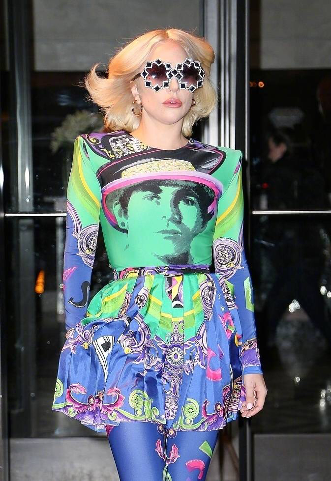 lady gaga戴花式墨镜外出,色彩夸张造型出位