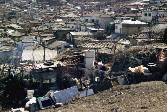 直击韩国最富江南区中的大片贫民窟