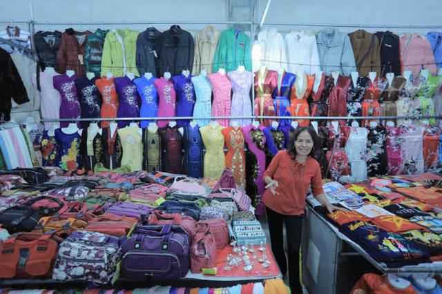越南下龙湾小商品市场老板娘的身材好颜值高,围观客人越多,生意越好