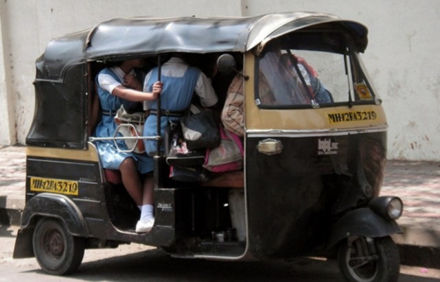 但在印度,很多不合格的校车常常出现在大街小巷.