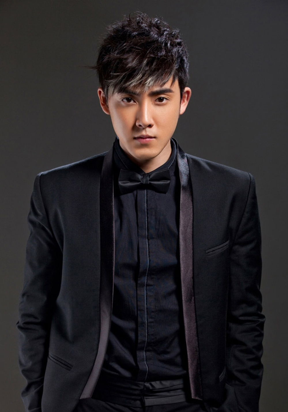 《隋唐英雄》中的冷面寒枪俏罗成,换上西装一样帅得惊天动地