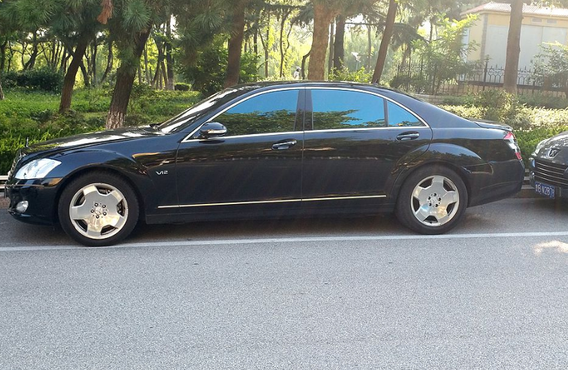 昨天偶遇一辆06款的w220 s600