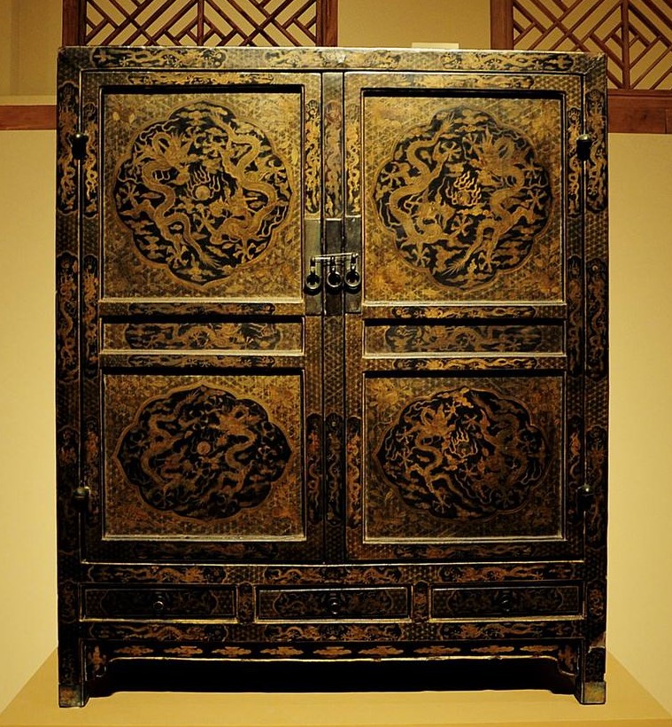 中国国家博物馆里的黑漆描金云龙纹药柜赏析