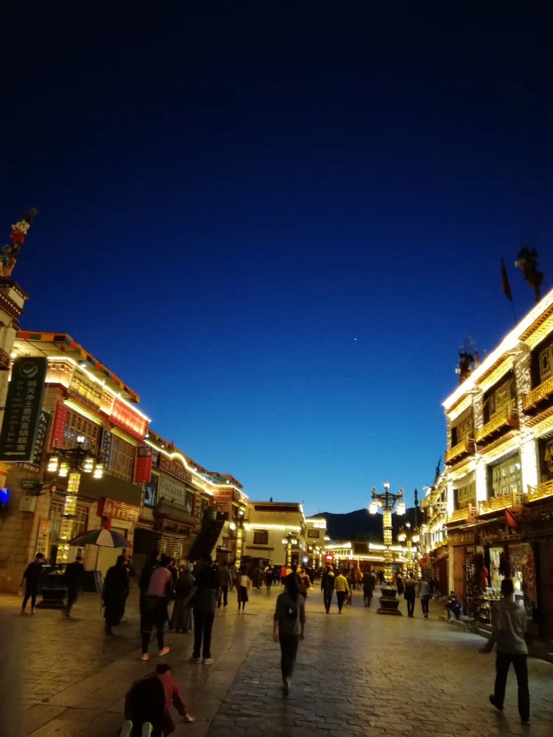 拉萨八廓街的萨嘎达瓦月民俗风情剪影