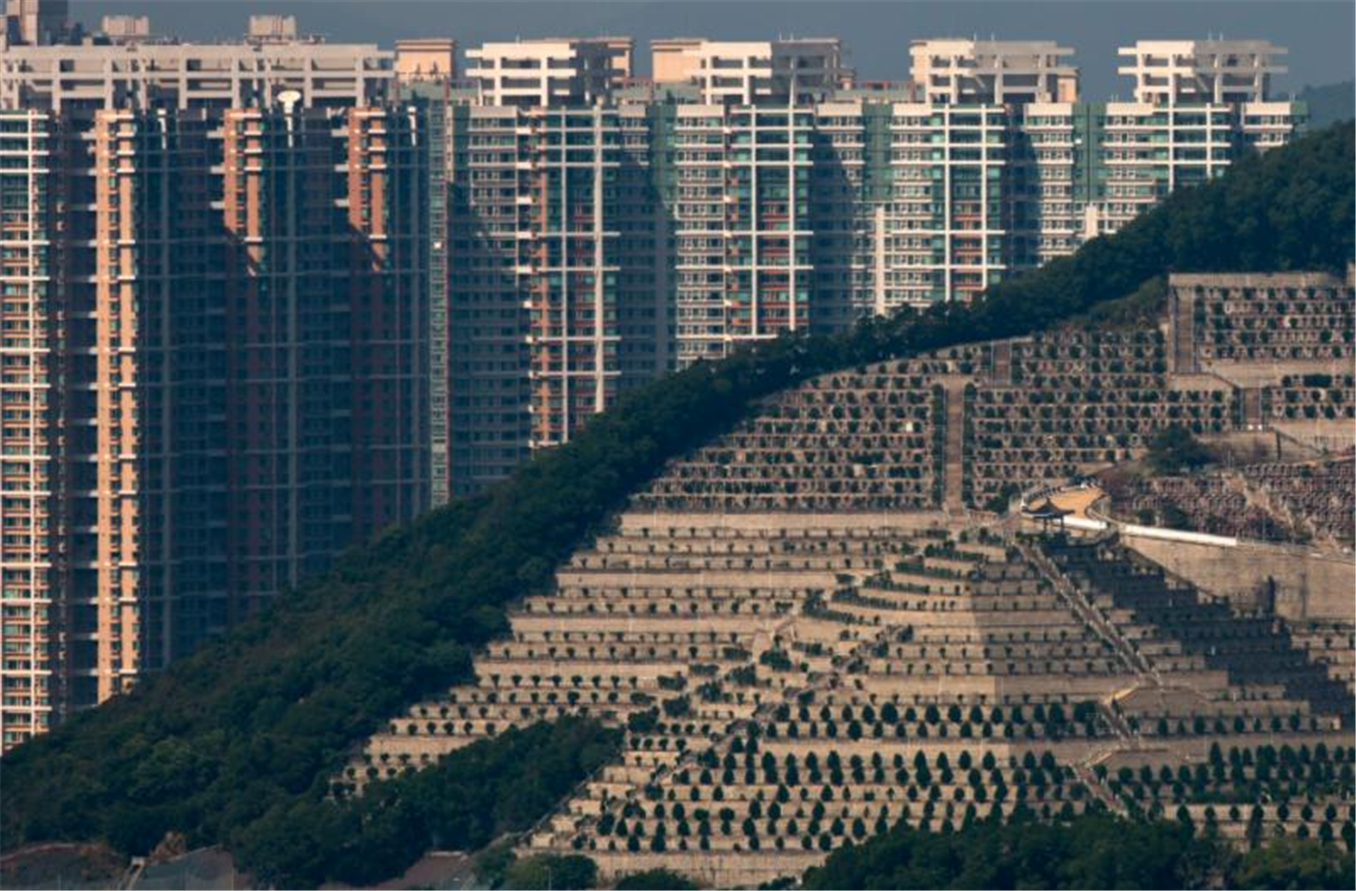 实拍:香港墓碑山,没有钱根本不敢死,让人感慨!