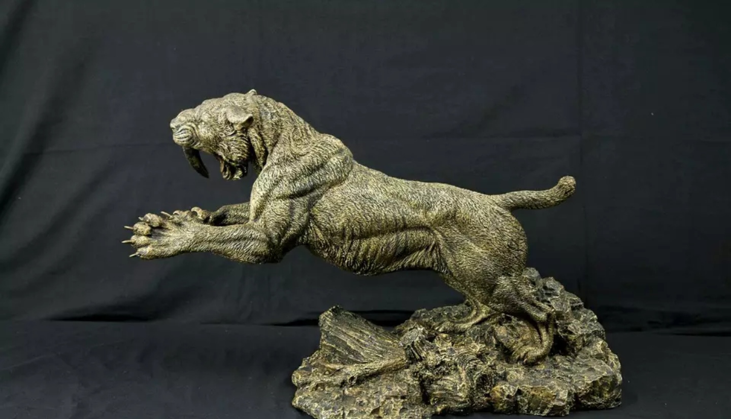 爱好收集分享:少有的剑齿虎树脂手办模型雕像,看上去生龙活虎