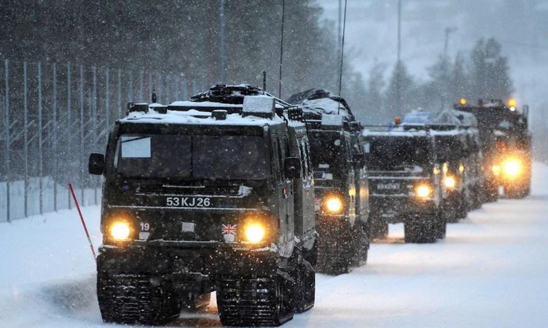 解放军边防部队运用新型全地形车运送补给