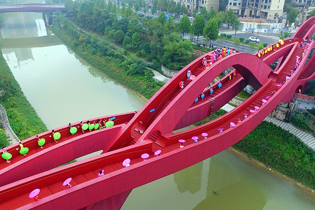 中国结步行桥位于湖南长沙梅溪湖上,由next建筑事务所约翰·范德沃特