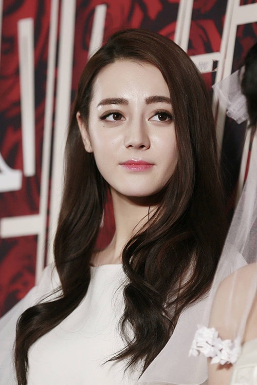 迪丽热巴烈焰红唇的写真特写,这也是她染红唇膏的唯一写真,粉丝赶紧