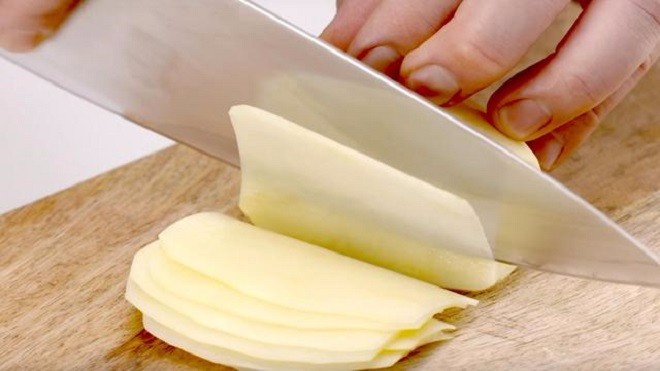 莴笋片直条的切法——要先把食材切成长段,然后直刀切厚片