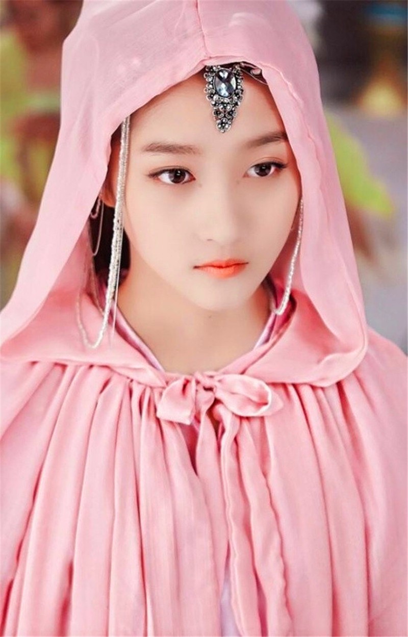 关晓彤的古装装扮可以说很粉嫩了.