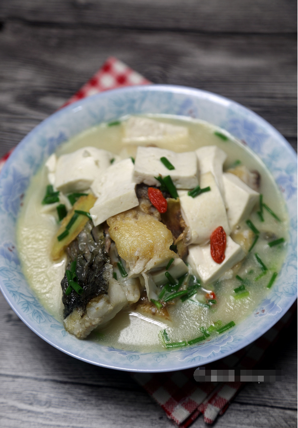 豆腐鱼汤的家常做法,1个诀窍轻松去鱼腥,鱼汤奶白色鲜美无比