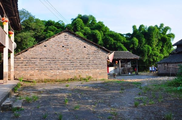 故居是典型的川东民居建筑—三合院.