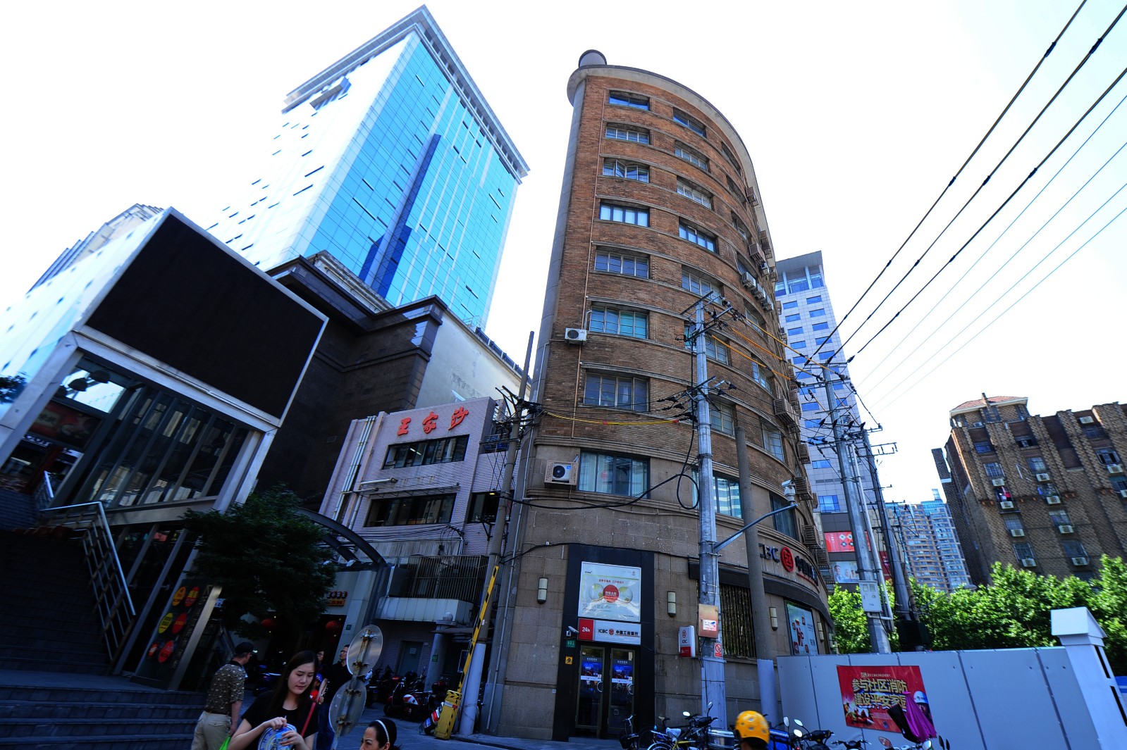 上海南京路石门路路口的同孚大楼,侧面看去薄似纸片,从附近的高楼