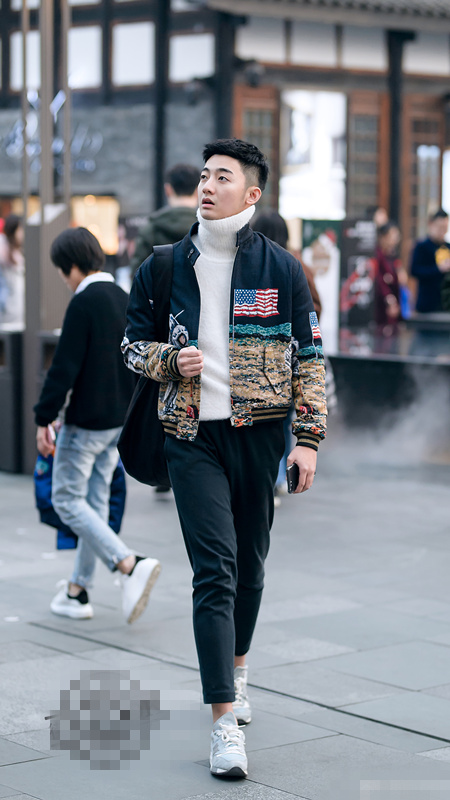 街拍:北京三里屯的时尚帅哥,高挑身材,颜值很高,尤其是第五个