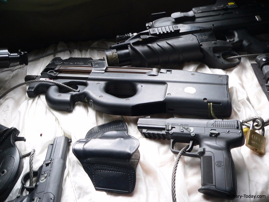 p90型冲锋枪的50发弹匣是半透明状的,而且安装在枪身的上部,这使射手