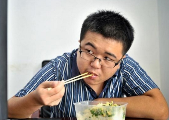 马峥嵘,报亭老板,月收入3000-4000元.