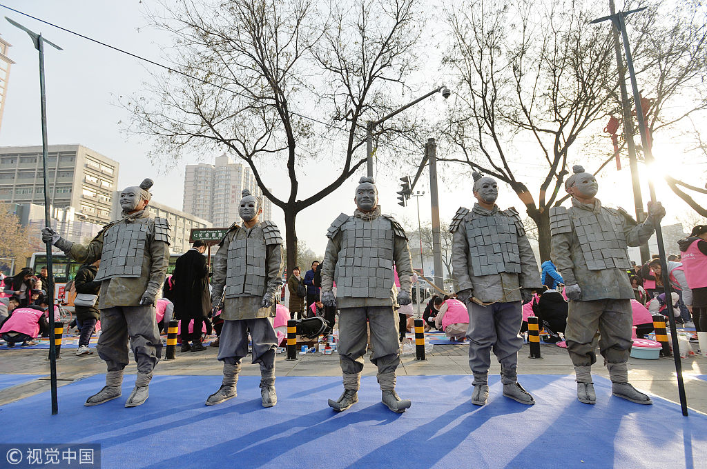 活體雕塑亮相西安街頭 兵馬俑pk自由女神