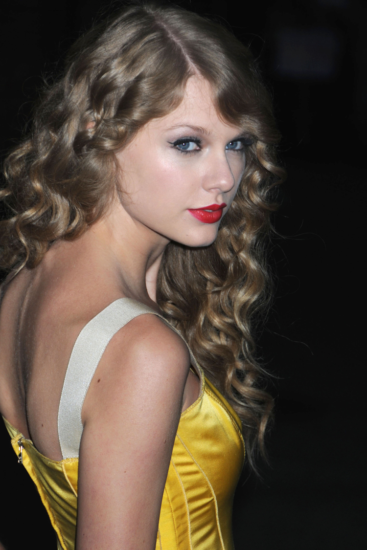 泰勒斯威夫特一组硬照:金发碧眼,身材窈窕,十分亮眼!