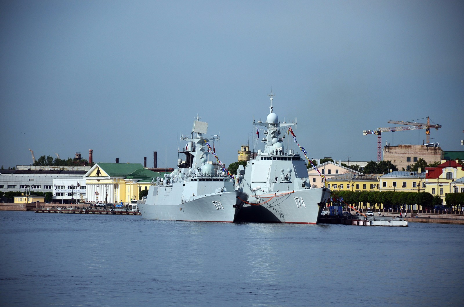 174合肥舰采用外形接近正方形的有源相控阵雷达,对空搜索距离可达500