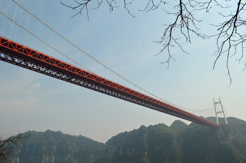 湖南现中国公路天险奇观 为世界最大跨峡谷悬索桥